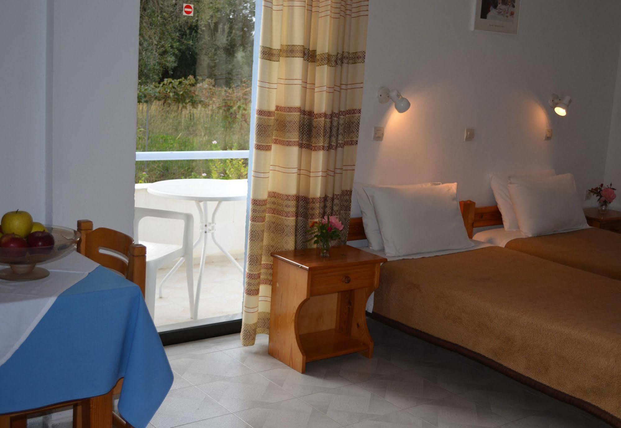 Emilia Apartments Плакиас Екстериор снимка