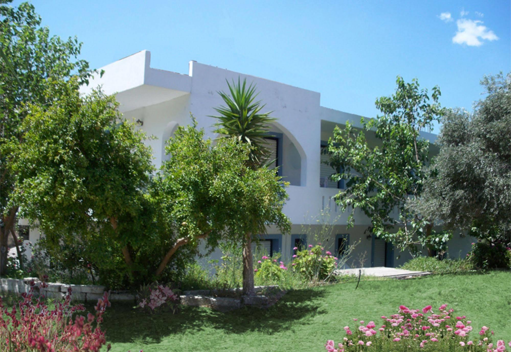 Emilia Apartments Плакиас Екстериор снимка